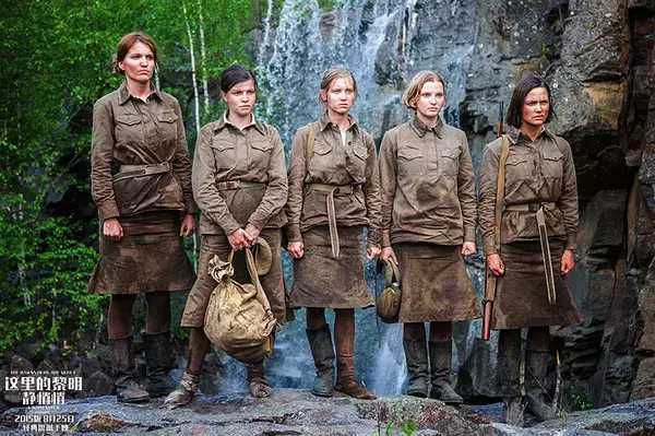 苏联女兵为何穿着裙子冲上前线？