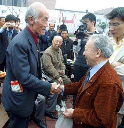 731受害人后代与日本老兵握手，面对杀父仇人他是咋想的？