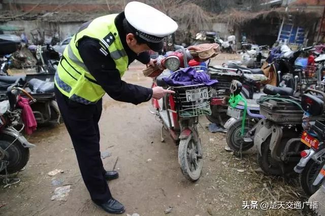 热议！武汉男子坐“摩的”坠车身亡，司机逃逸，交警48小时抓获！网友……