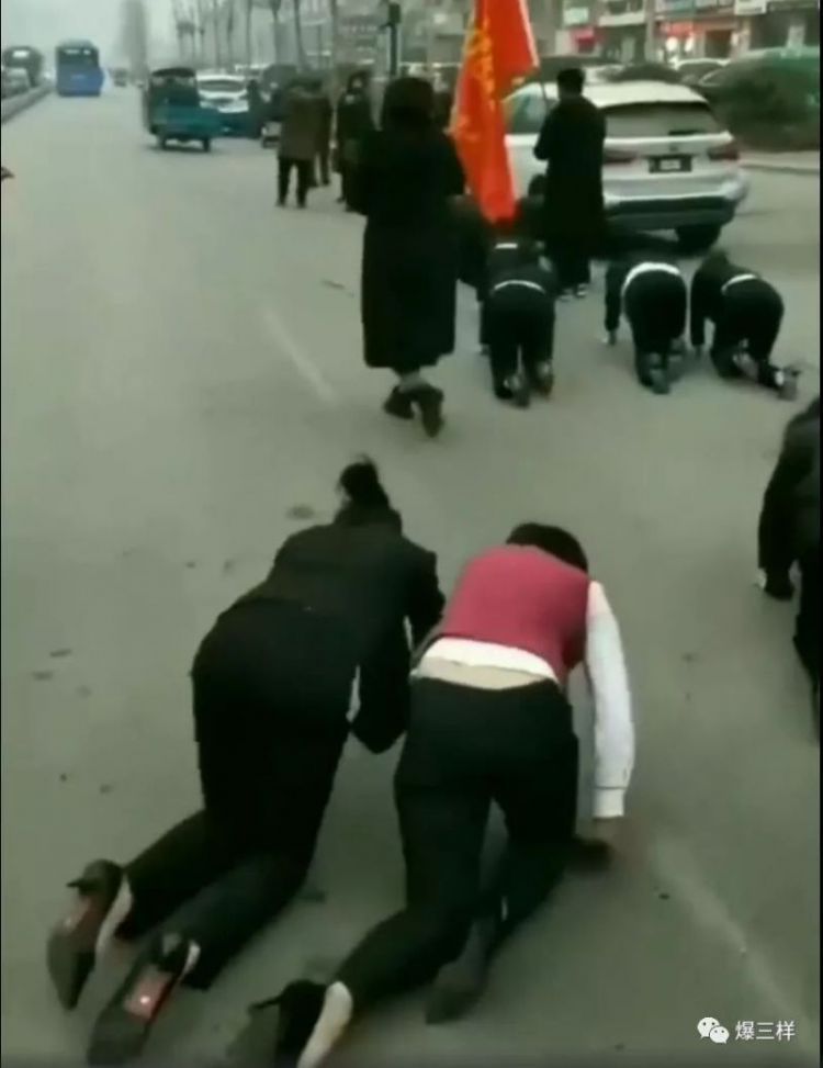 山东滕州街头多名女员工集体跪地爬行！ 警方：商家为博眼球