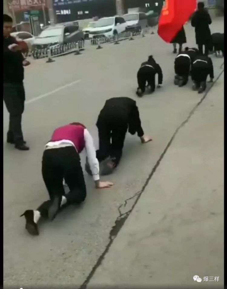 山东滕州街头多名女员工集体跪地爬行！ 警方：商家为博眼球
