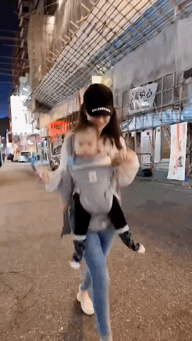                    王思聪前女友雪梨带一岁儿子香港打针，外婆的气质惊艳所有人！