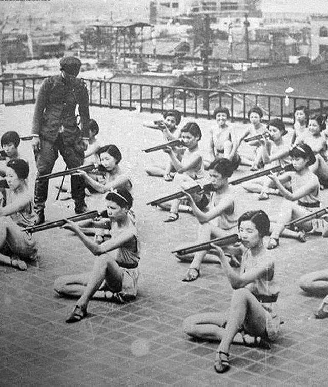 日本战败细节：鬼子列队集体学习如何切腹自尽，场面悲壮