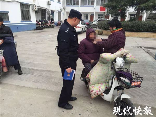 姜堰老太在街边哭诉“老伴把我弄丢了”，民警不忍说真相...