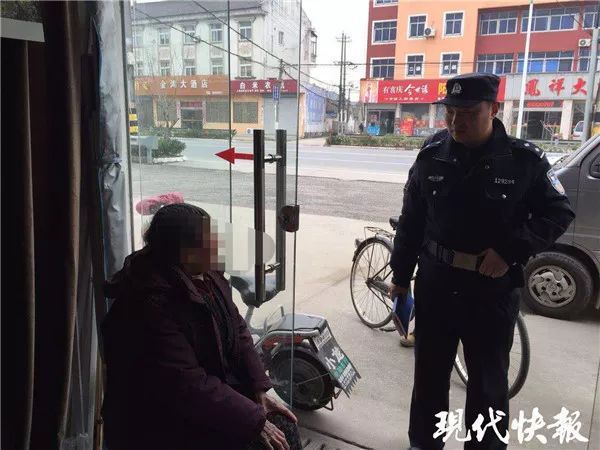 姜堰老太在街边哭诉“老伴把我弄丢了”，民警不忍说真相...