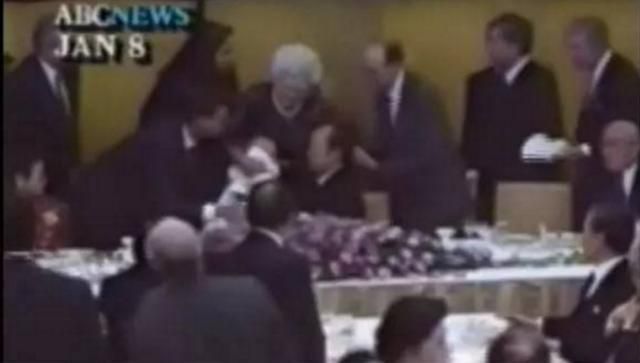 美国总统老布什，在日本国宴上吐日本首相一身，难道是另类报仇？