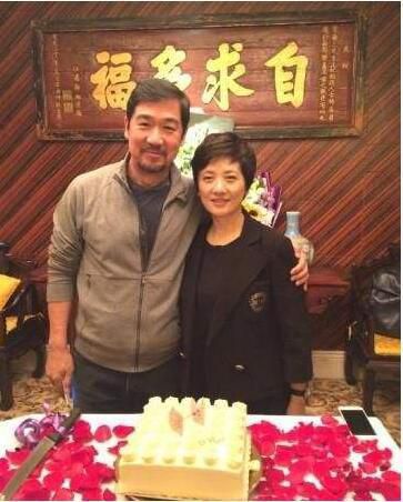 张国立邓婕庆祝64岁生日，两夫妻恩爱甜蜜让人羡慕