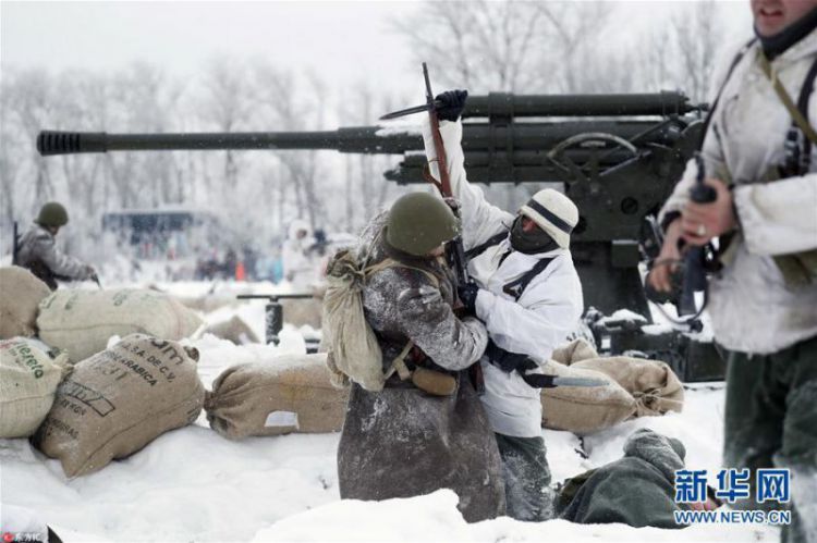 俄历史军事爱好者重演二战场景纪念列宁格勒保卫战结束75周年