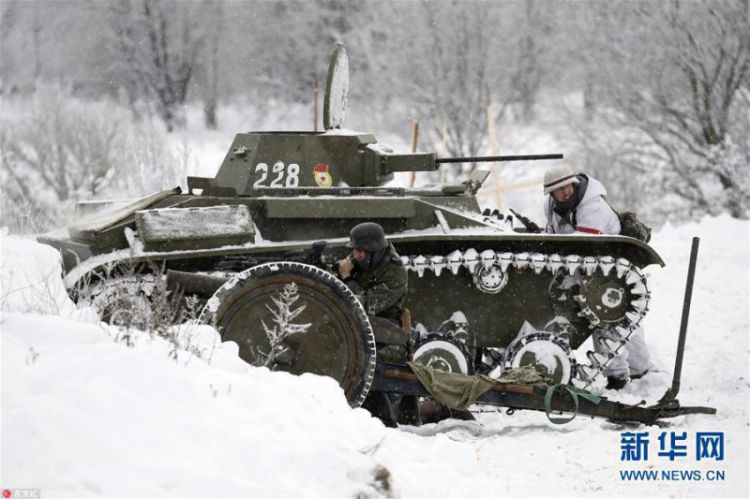 俄历史军事爱好者重演二战场景纪念列宁格勒保卫战结束75周年