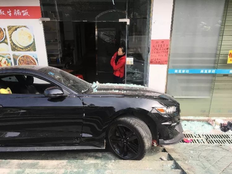 今晨深圳一跑车冲向人行道致1死5伤，肇事司机疑似酒驾被警方带走