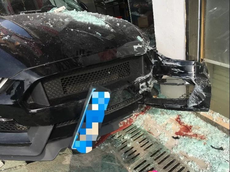 今晨深圳一跑车冲向人行道致1死5伤，肇事司机疑似酒驾被警方带走