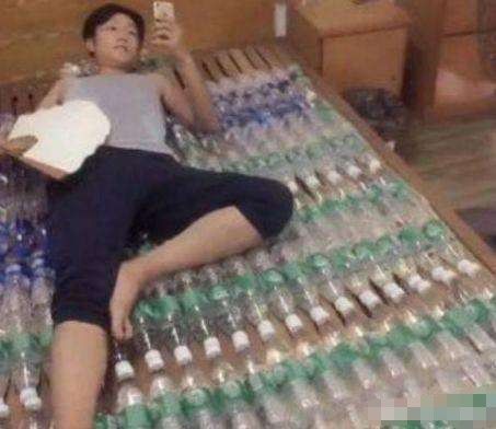 奇闻:男子变废为宝，用废弃塑料瓶做了个“水床”