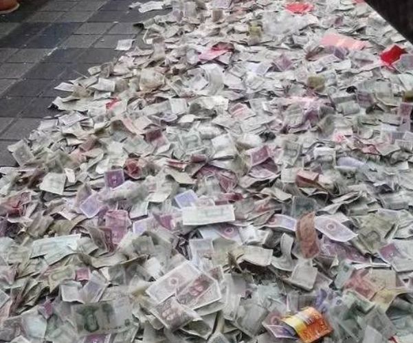 街上围满了人，好奇上前看到地上一堆钱，询问让人不淡定