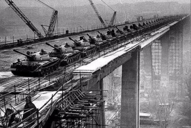 此国建造出大桥，学中国用坦克测试，五分钟便出现裂痕损失上亿