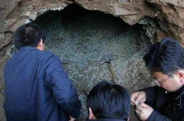 农村年轻人发现一布满铜钱的洞穴，引老人严厉制止无果后，报警