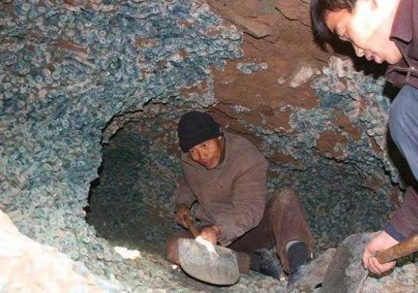 农村年轻人发现一布满铜钱的洞穴，引老人严厉制止无果后，报警