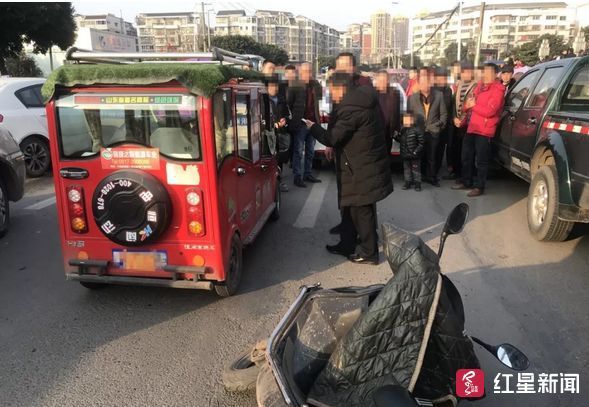 尴尬！女子冲上商场顶层欲跳楼，2名“围观群众”竟先打起来了...