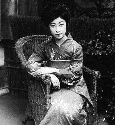 她出身于上流社会，却甘为艺术献身，成为日本最好的艺伎
