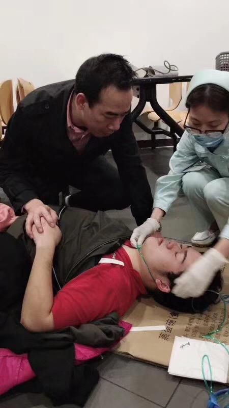 男子餐厅突发呼吸心跳骤停，一旁的东莞医生现场救人视频火了！