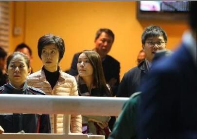 张怡宁和57岁老公看赛马被说无交流，网友：没郭晶晶两口子温馨