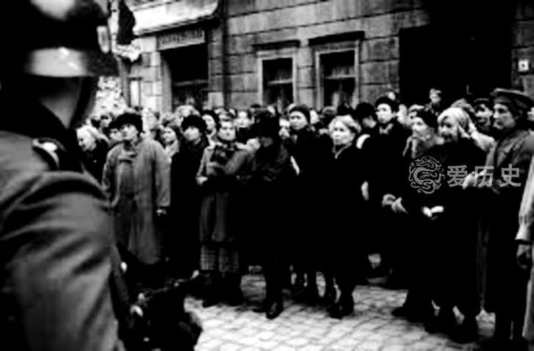 面对纳粹枪口毫不退让的德国妇女用对婚姻的执着救出数千犹太人