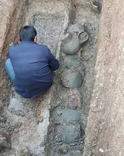 南阳唐河发现西汉和唐代墓葬，出土16件古代遗物…