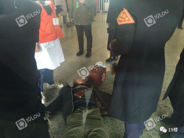 突发！杭州东站东入口处一个男乘客晕倒了！