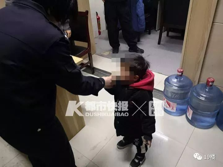 杭州2岁男孩走失4小时，全家竟无一人发现！网友：妈，我是捡来的吗？