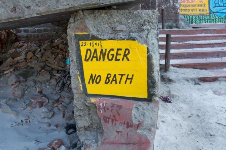 印度实拍：恒河上游水流湍急，当地人冒着生命危险也要去河中沐浴