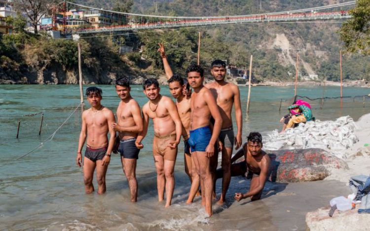 印度实拍：恒河上游水流湍急，当地人冒着生命危险也要去河中沐浴