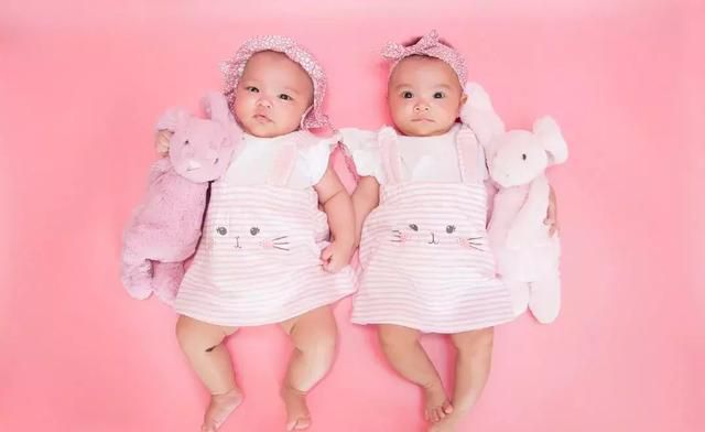 熊黛林生病戴口罩跟女儿玩耍，两个双胞胎女儿长相差别大