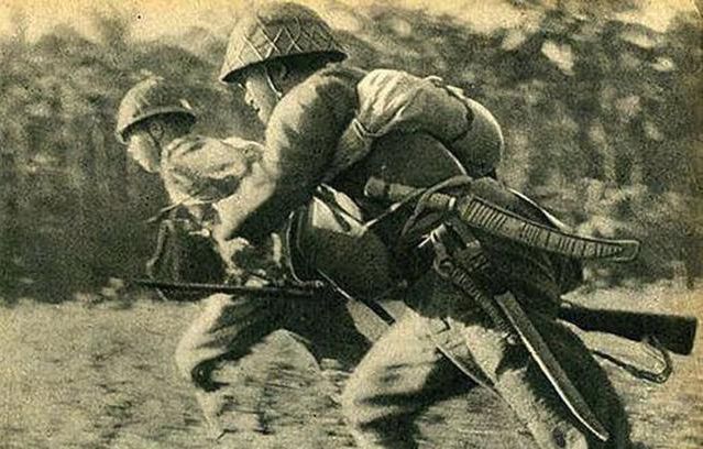 二战日军拼刺刀前退子弹其实用心险恶，逼迫自家士兵当炮灰
