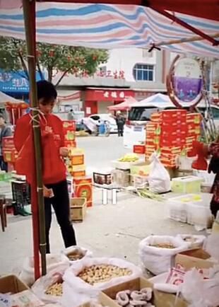 刘涛回老家菜市场买特产送网友，试吃动作被说接地气