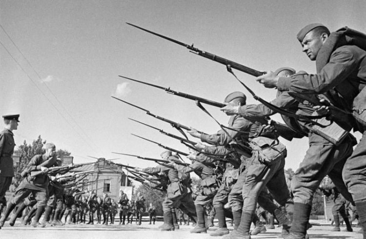苏德战争初期，数量庞大的苏军为何被德军打得一溃千里