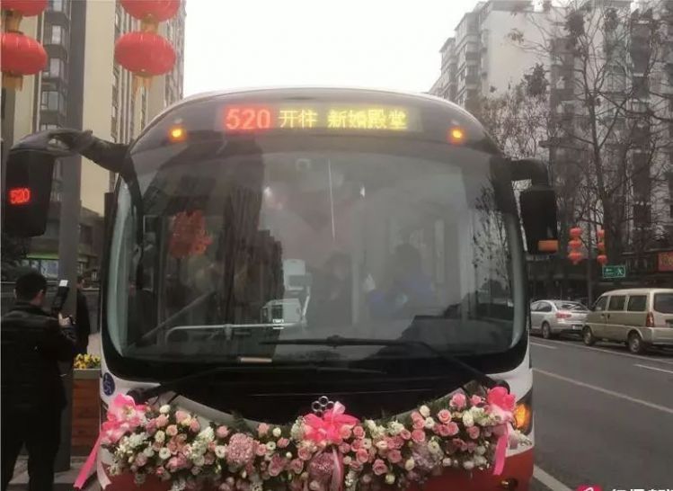 开往新婚殿堂！成都新人包520路公交车当婚车，热闹喜庆还实惠