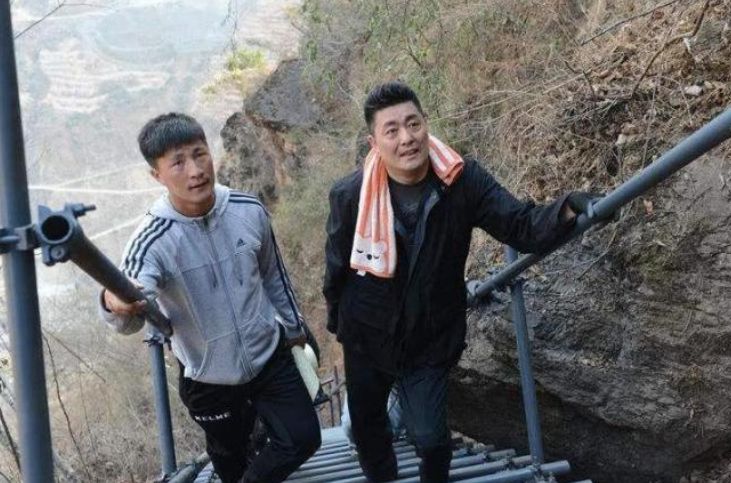 游客：悬崖村获得6亿资助，钱花在哪了，难道只修了一条铁梯子？