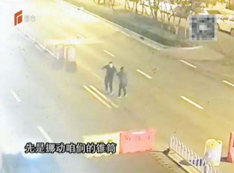 男子酒后路上拦车，还大闹警务站，老父亲上来就是一顿揍！