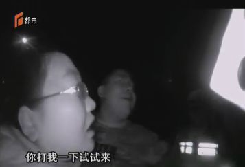 男子酒后路上拦车，还大闹警务站，老父亲上来就是一顿揍！