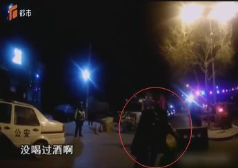 男子酒后路上拦车，还大闹警务站，老父亲上来就是一顿揍！