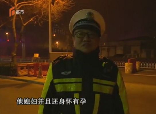 男子酒后路上拦车，还大闹警务站，老父亲上来就是一顿揍！