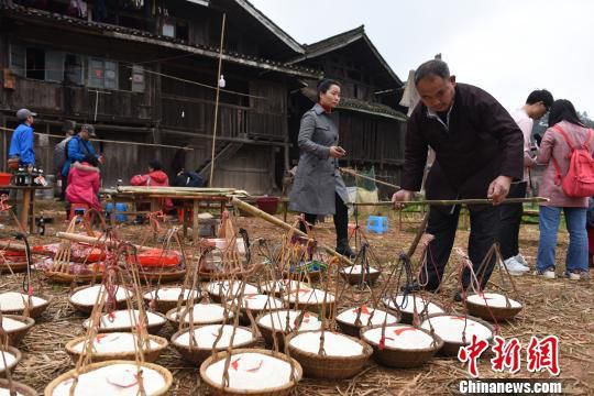 广西侗族婚礼吸睛近百人挑礼送新娘回门