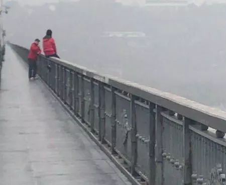 险！女孩坐在大桥栏杆上就要……他冲了过去