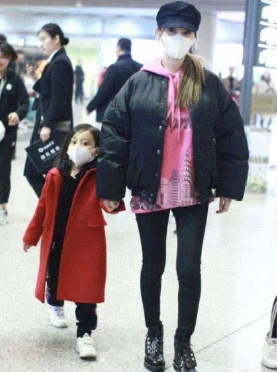 李小璐带女儿现身机场，看见记者拍照，甜馨的手势太萌了