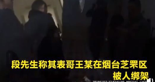 最硬核抢红包:男子爬上屋顶撒钱亲友在下面疯抢