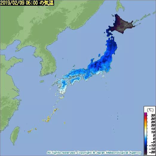 最硬核抢红包:男子爬上屋顶撒钱亲友在下面疯抢