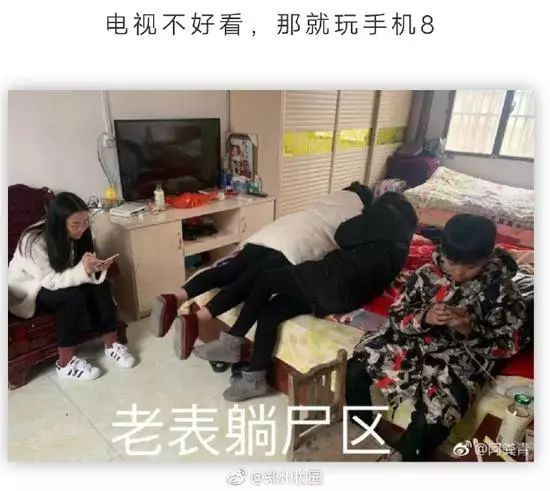 最硬核抢红包:男子爬上屋顶撒钱亲友在下面疯抢