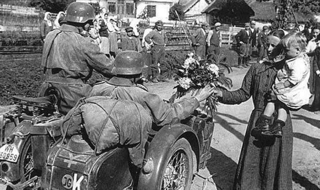 二战德军打乌克兰，只见人民全都出门夹道欢迎，看懵了进攻的士兵
