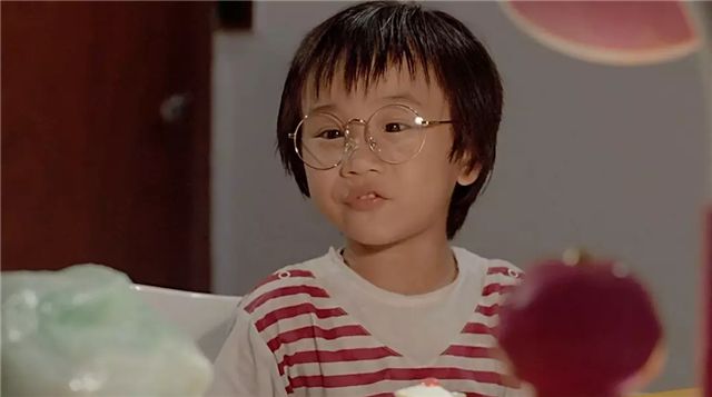 王晶自然也不甘落后,1986年拍了一部《魔翡翠》,刘德华,张敏,小彬彬