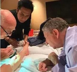 57岁杨紫琼旅途发生意外要缝10针，大16岁男友蹙眉一脸心疼