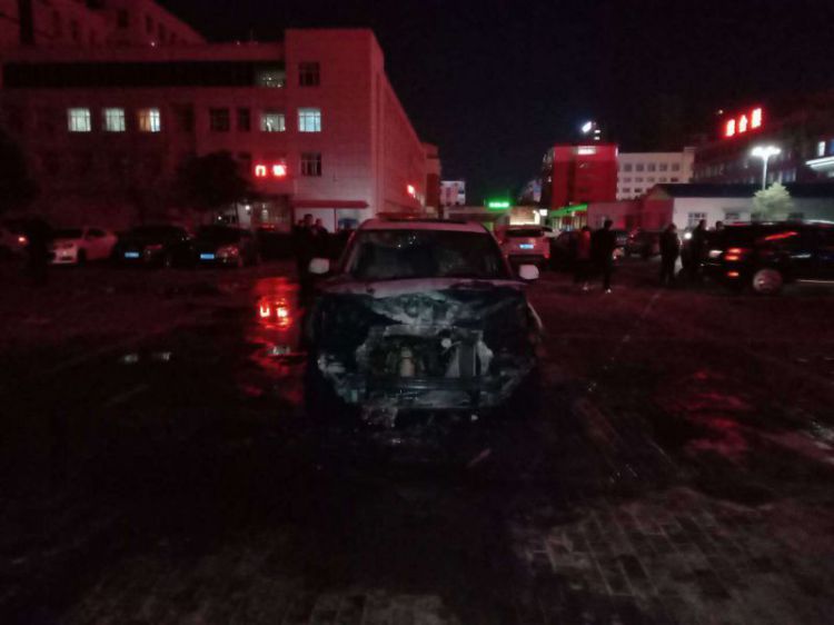 通辽市科尔沁一辆轿车脾气大发生自燃消防员到场紧急灭火